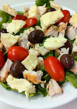 Una foto de Ensalada 🥗 de Lechuga, Tomate Cherrys, Aceitunas, Pollo y Queso