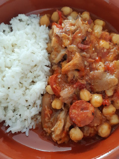 Una foto de Manitas de puerco con chorizo al estilo español