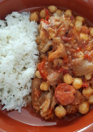Una foto de Manitas de puerco con chorizo al estilo español