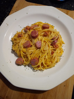 Una foto de Pasta con Chistorra, Salchichas y Salsa de Queso Cheddar
