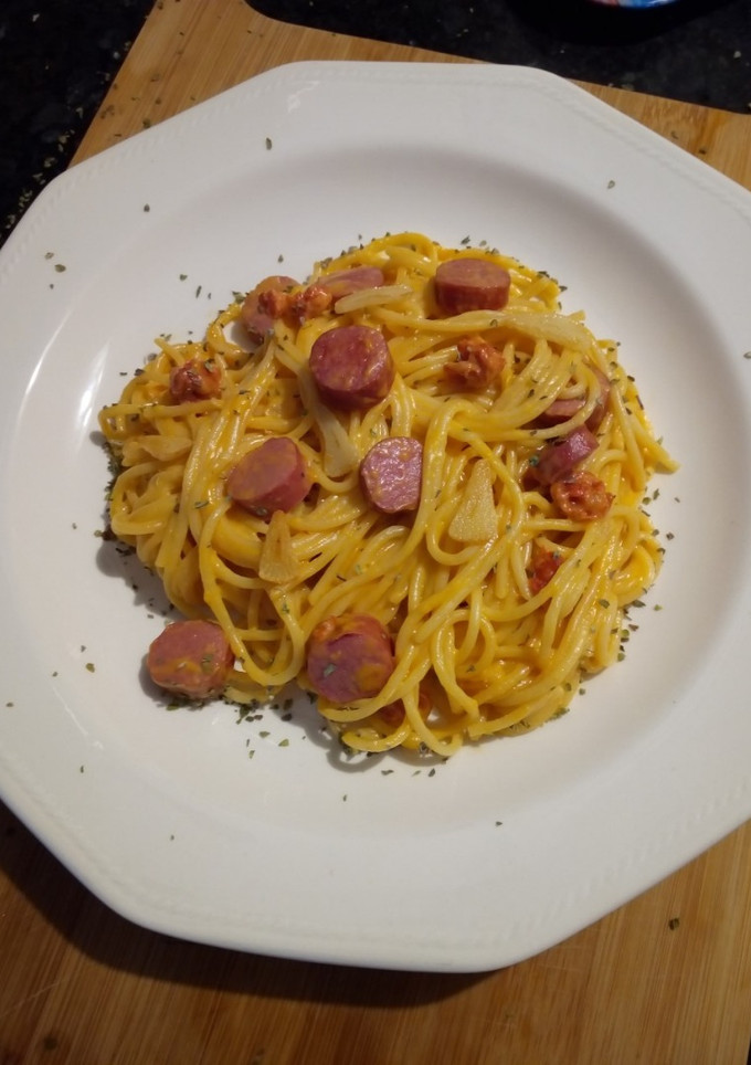 Una foto de Pasta con Chistorra, Salchichas y Salsa de Queso Cheddar