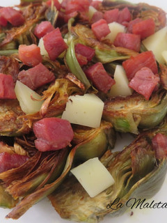 Una foto de Alcachofas con dados de jamón y queso