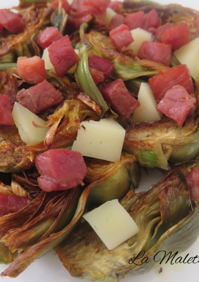 Una foto de Alcachofas con dados de jamón y queso