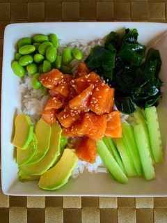 Una foto de Poke bowl de salmón