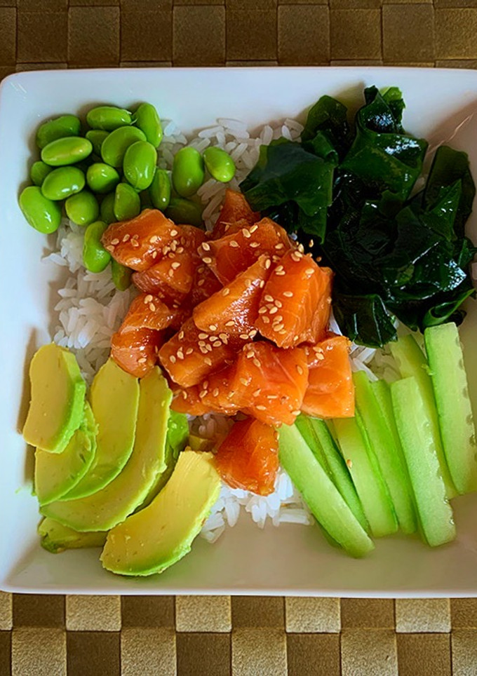 Una foto de Poke bowl de salmón