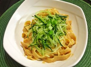 Una foto de Fideos de sésamo con pepino