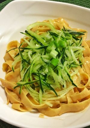 Una foto de Fideos de sésamo con pepino