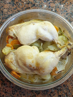 Una foto de Muslos de pollo con patatas y verduras al horno