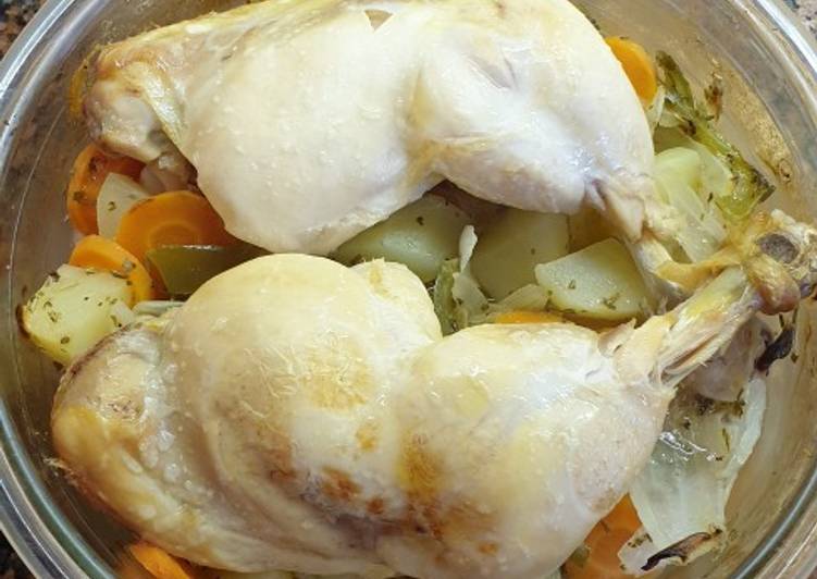 Muslos de pollo con patatas y verduras al horno