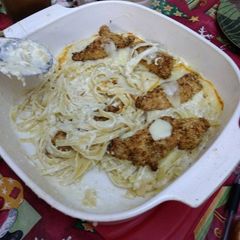 A picture of Cheesy chicken Alfredo bake.