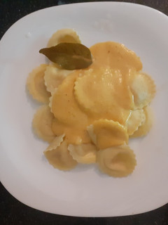 Una foto de Tortellini de queso con salsa de calabaza 🎃