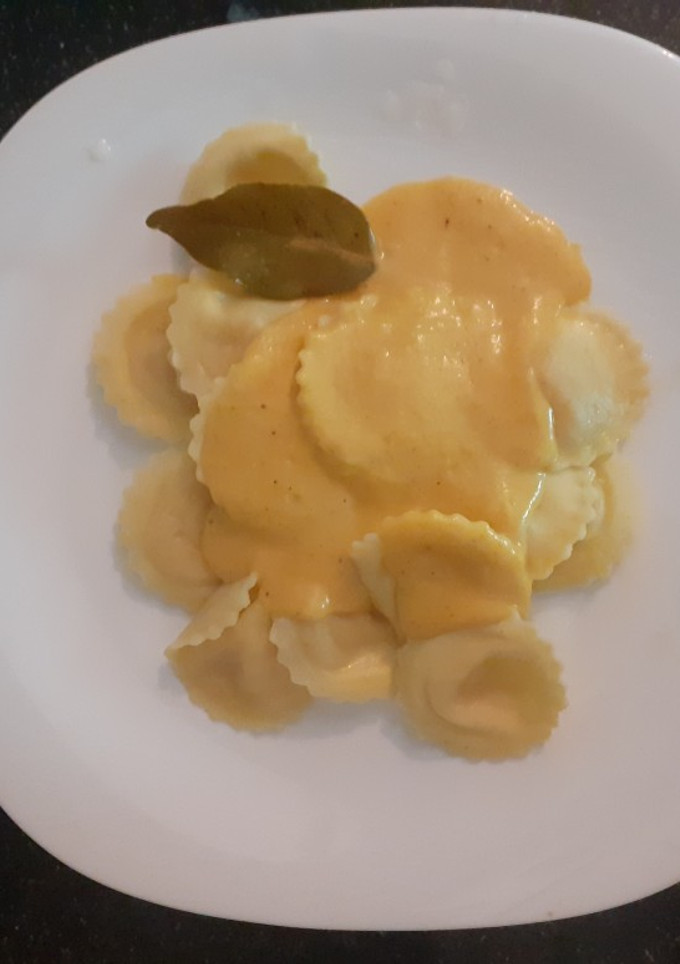 Una foto de Tortellini de queso con salsa de calabaza 🎃