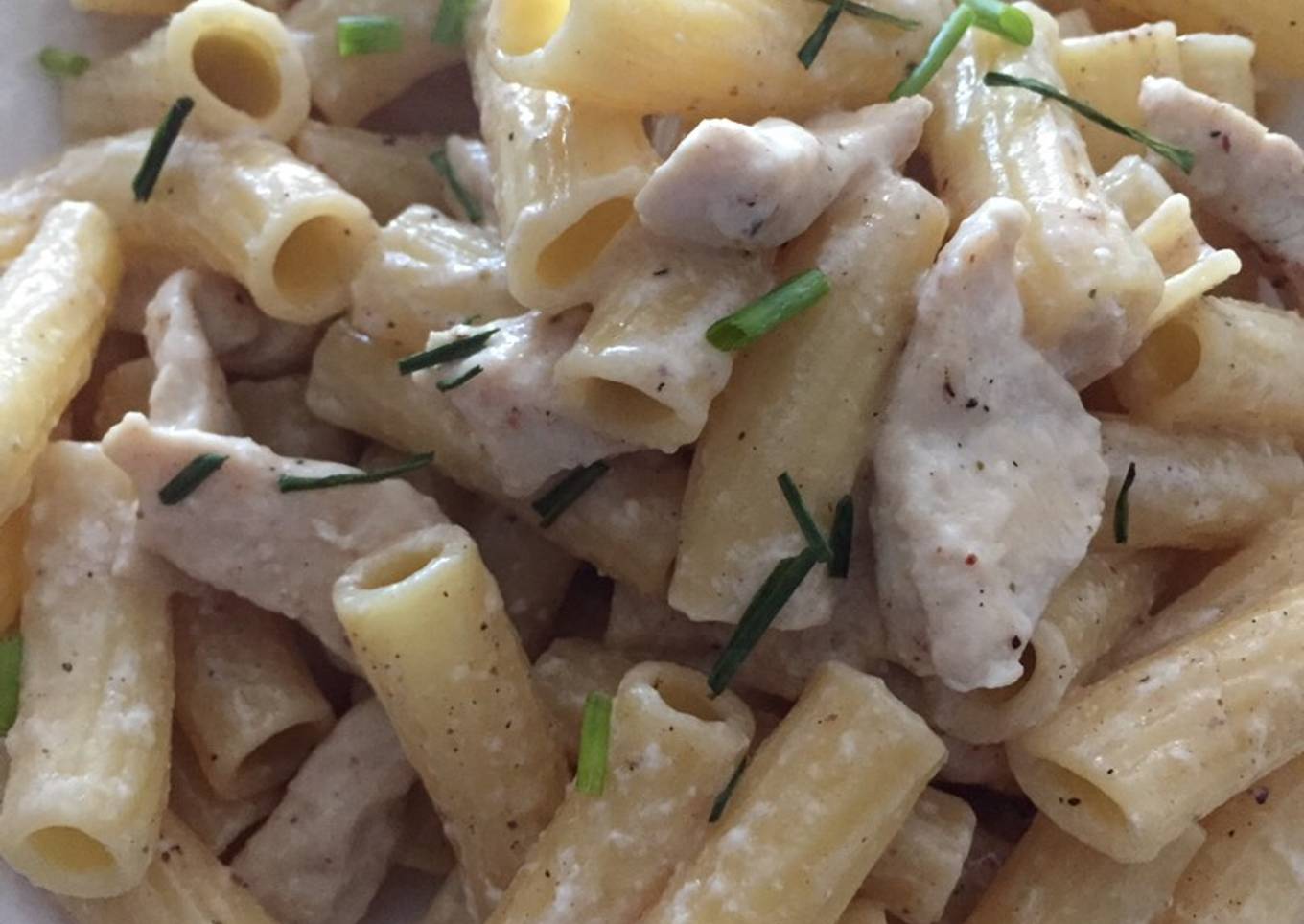 Macarrones con pollo y queso crema