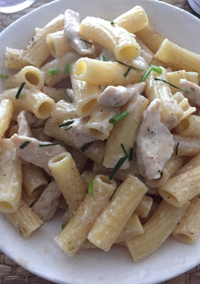 Una foto de Macarrones con pollo y queso crema