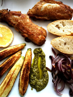Una foto de Gallineta en gabardina con verduras y una lágrima de pesto