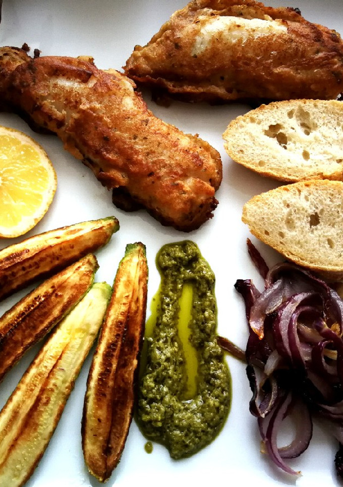 Una foto de Gallineta en gabardina con verduras y una lágrima de pesto
