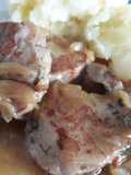 Solomillo de cerdo a las finas hierbas con gravy de cebollas