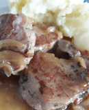 Solomillo de cerdo a las finas hierbas con gravy de cebollas