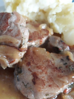 Una foto de Solomillo de cerdo a las finas hierbas con gravy de cebollas