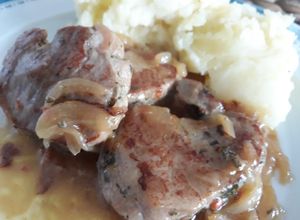 Foto principal de Solomillo de cerdo a las finas hierbas con gravy de cebollas