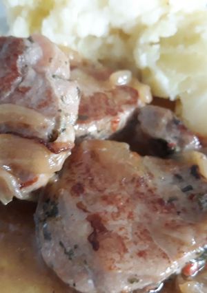 Una foto de Solomillo de cerdo a las finas hierbas con gravy de cebollas