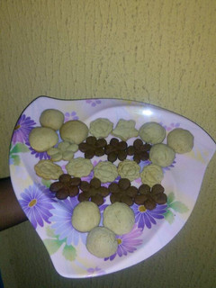 A picture of Milk n chocolate Pretty Cookies.