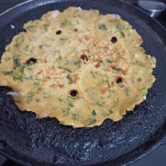 A picture of Jowar thalipeeth.