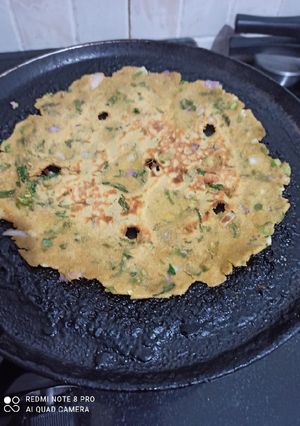 A picture of Jowar thalipeeth.