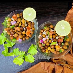 A picture of Kala chana chat.