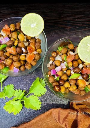 A picture of Kala chana chat.