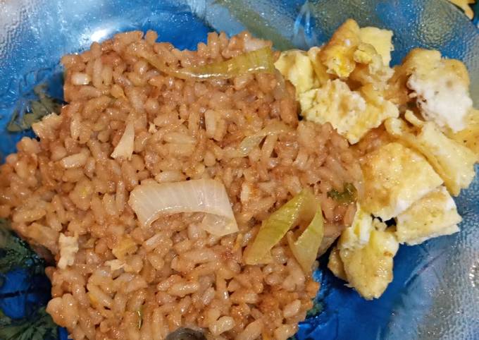 Resep Nasgor simple ala2 Resto oleh tia wati - Cookpad