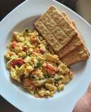 Huevos revueltos con vegetales🌽🍅🧀🍳