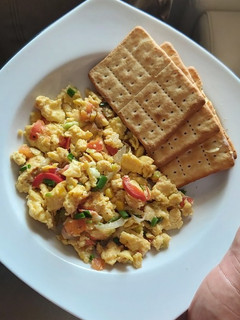 Una foto de Huevos revueltos con vegetales🌽🍅🧀🍳