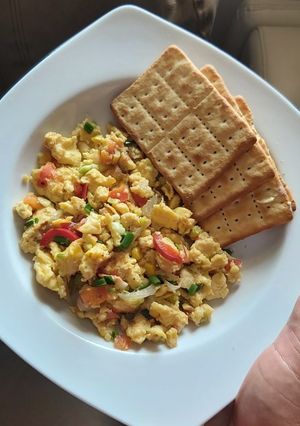Una foto de Huevos revueltos con vegetales🌽🍅🧀🍳