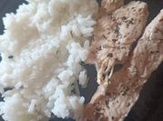 Una foto de arroz blanco condimentos