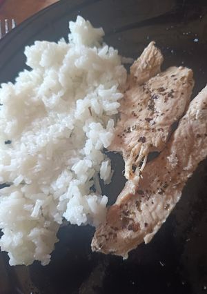 Una foto de Pechugas de Pollo Jugosas con Arroz Blanco