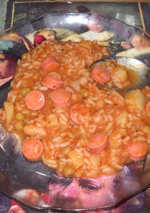 Una foto de Guiso rápido de latas con arroz, papa y salchichas