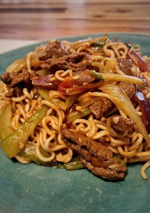 Hình của món Mì Xào Bò Cần Tây Cà Chua.