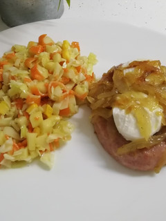 Una foto de Hamburguesa de pollo con cebolla al moscatel y queso de cabra