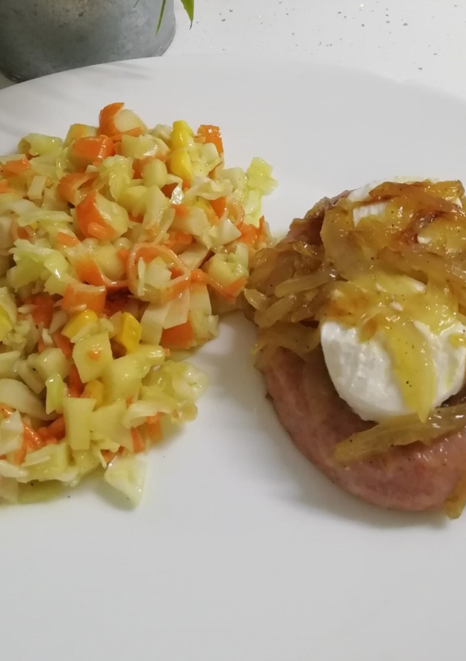 Una foto de Hamburguesa de pollo con cebolla al moscatel y queso de cabra