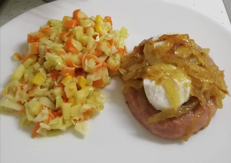 Hamburguesa de pollo con cebolla al moscatel y queso de cabra