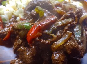 Una foto de Hígado salteado con verduras ysalsa de soja
