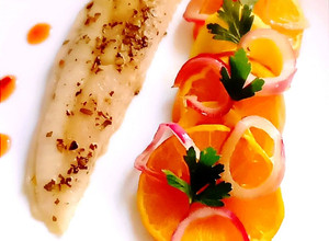 Foto di Filetto di Persico alle Erbe Arancio Miele e Cipolla Rossa