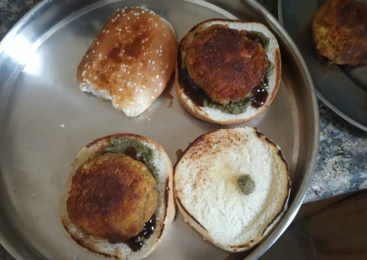 Recipe of Super Quick Homemade Burger (Fusion of Indian and foreign flavours)