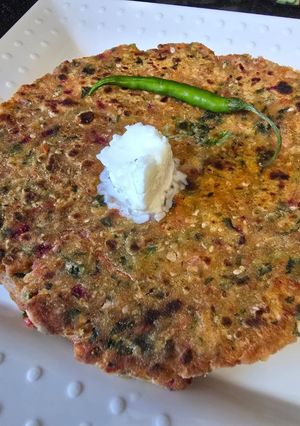 A picture of Spring onion methi Thalipeeth.