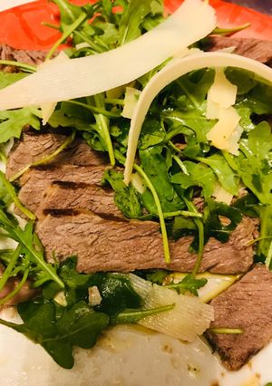 O poză a rețetei Tagliata (carne 🥩) cu rucola și parmigiano.
