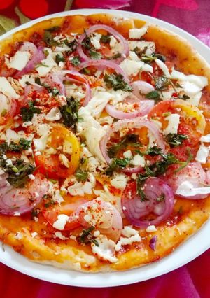 अनियन टोमैटो पिज्जा (Onion Toamto Pizza recipe in Hindi) रेसिपी मुख्य फोटो