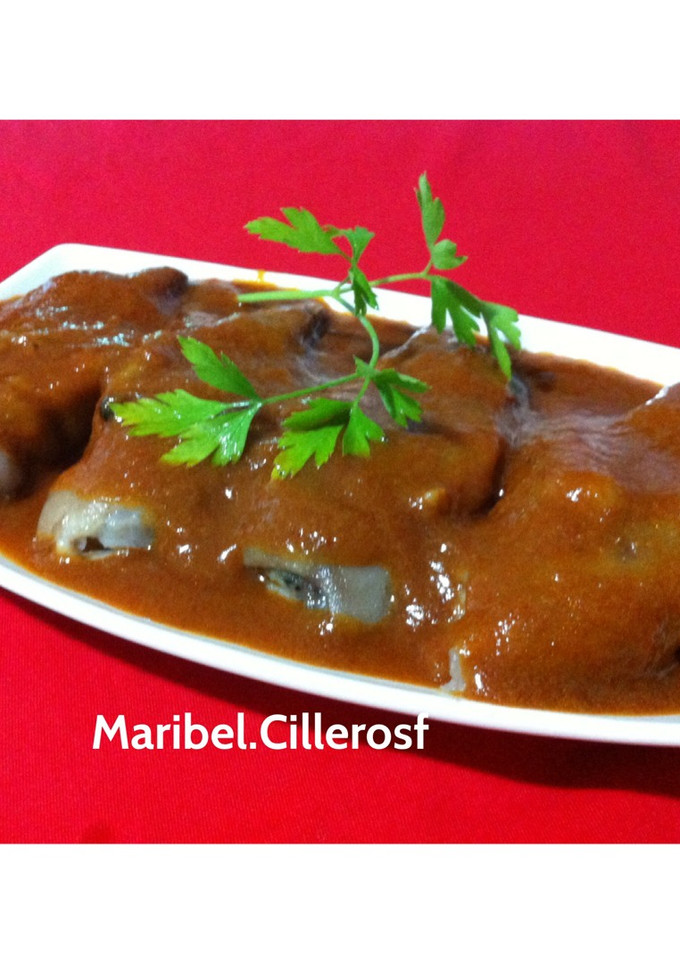 Una foto de Manos de cerdo con salsa Vizcaína