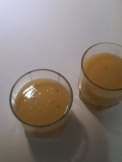 Una foto de Batido de naranja, manzana y kiwi, cocktail de vitaminas