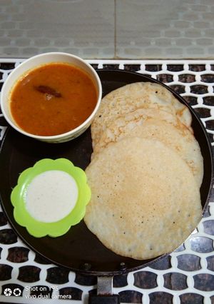 રવા ઉત્તપમ (Rava Uttapam Recipe In Gujarati) રેસીપી મુખ્ય ફોટો